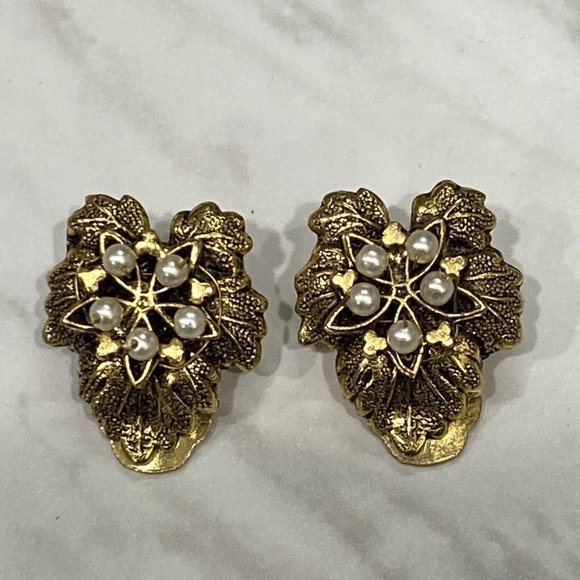 Vintage Clip On Earrings Leaf Brushed Gold Tone Faux Pearl 3/4” - Picture 2 of 12